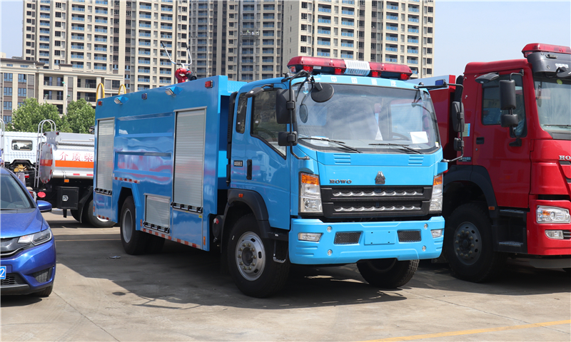 天藍(lán)色消防車 天藍(lán)色消防車